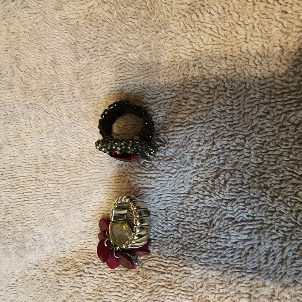 Two Stretchy Rings - Picture 5 of 5